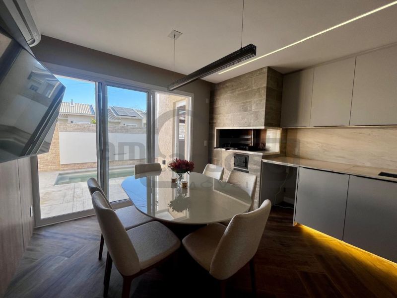 CASA TÉRREA DE ESQUINA, COM PISCINA E EXCELENTE POSIÇÃO SOLAR NO VILLAGE BLU – CACHOEIRINHA