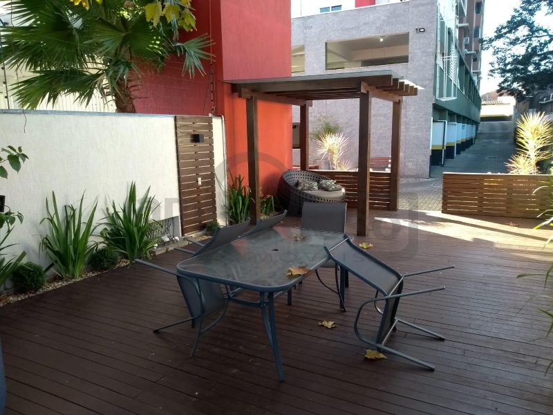 APARTAMENTO DE 1 DORMITÓRIO, SACADA COM CHURRASQUEIRA, GARAGEM COBERTA, INFRA COMPLETA