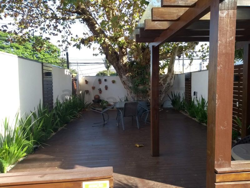 APARTAMENTO DE 1 DORMITÓRIO, SACADA COM CHURRASQUEIRA, GARAGEM COBERTA, INFRA COMPLETA