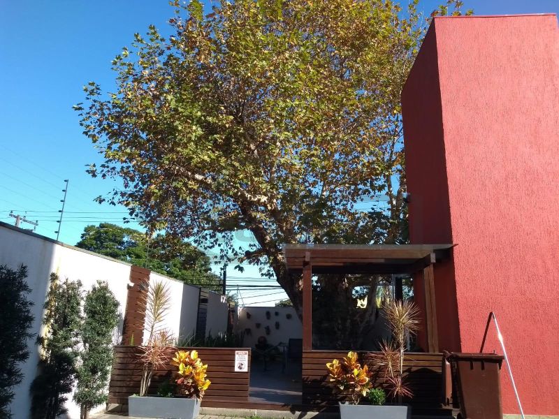 APARTAMENTO DE 1 DORMITÓRIO, SACADA COM CHURRASQUEIRA, GARAGEM COBERTA, INFRA COMPLETA