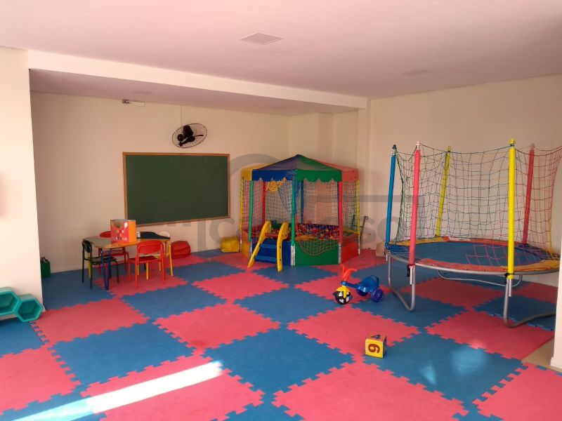 APARTAMENTO DE 1 DORMITÓRIO, SACADA COM CHURRASQUEIRA, GARAGEM COBERTA, INFRA COMPLETA