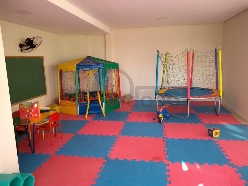 APARTAMENTO DE 1 DORMITÓRIO, SACADA COM CHURRASQUEIRA, GARAGEM COBERTA, INFRA COMPLETA