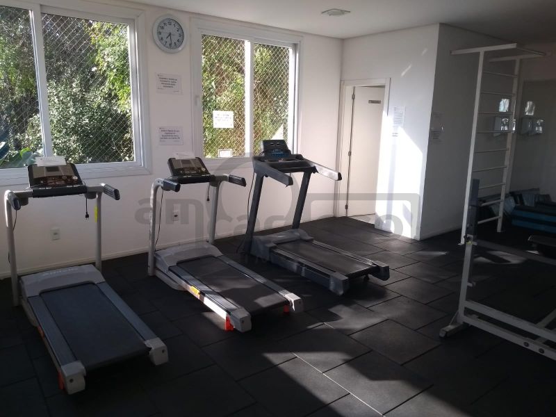 APARTAMENTO DE 1 DORMITÓRIO, SACADA COM CHURRASQUEIRA, GARAGEM COBERTA, INFRA COMPLETA