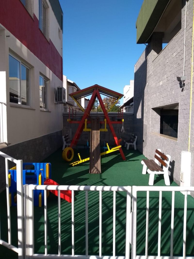 APARTAMENTO DE 1 DORMITÓRIO, SACADA COM CHURRASQUEIRA, GARAGEM COBERTA, INFRA COMPLETA