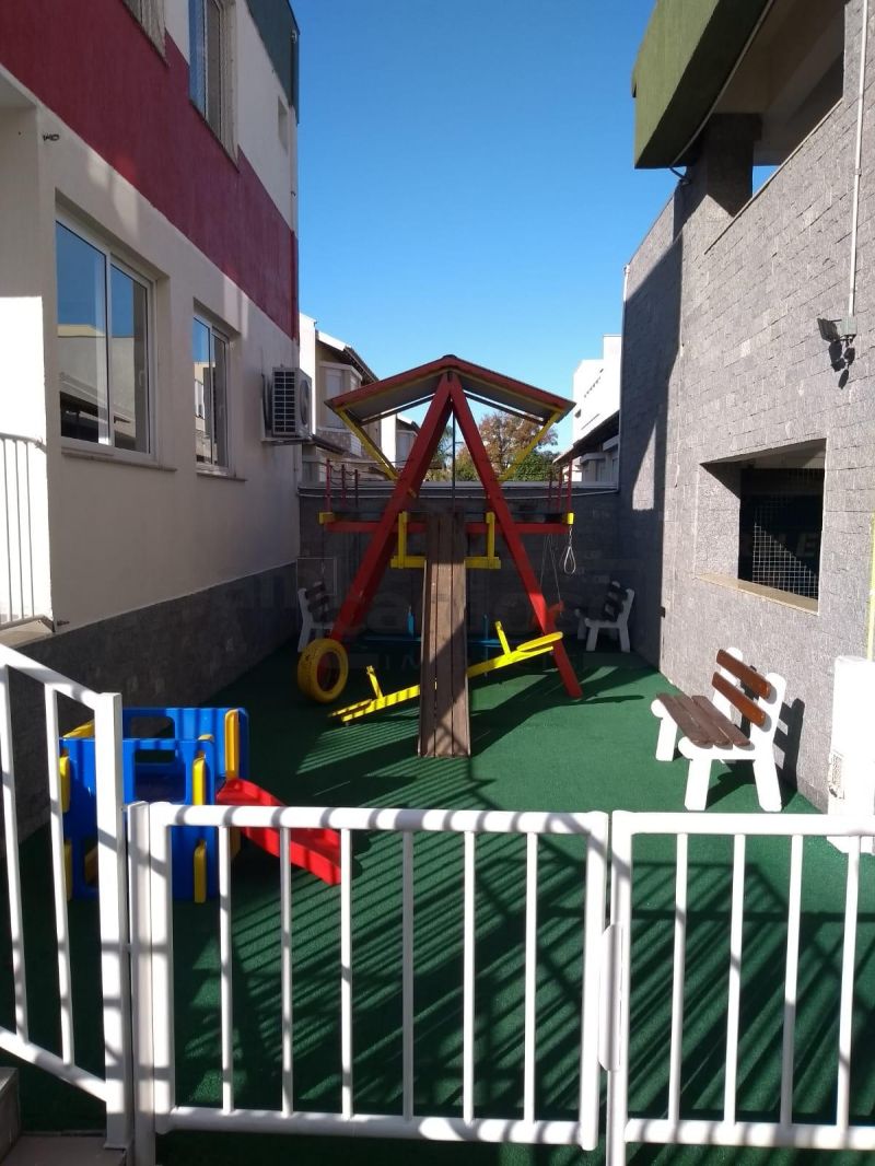 APARTAMENTO DE 1 DORMITÓRIO, SACADA COM CHURRASQUEIRA, GARAGEM COBERTA, INFRA COMPLETA