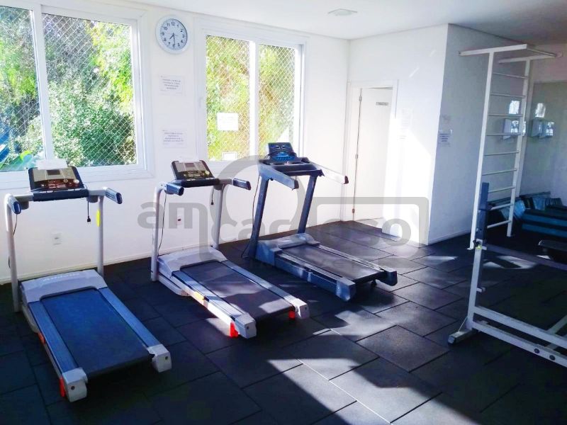 APARTAMENTO DE 1 DORMITÓRIO, SACADA COM CHURRASQUEIRA, GARAGEM COBERTA, INFRA COMPLETA