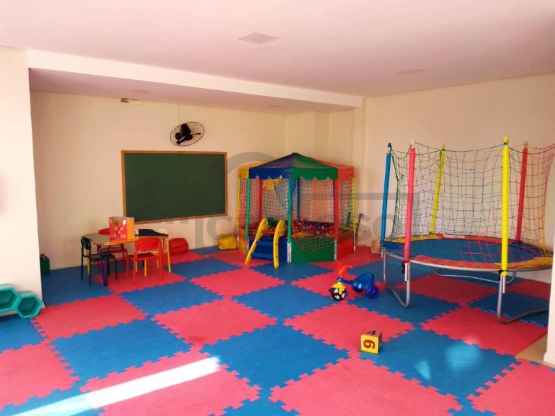 APARTAMENTO DE 1 DORMITÓRIO, SACADA COM CHURRASQUEIRA, GARAGEM COBERTA, INFRA COMPLETA