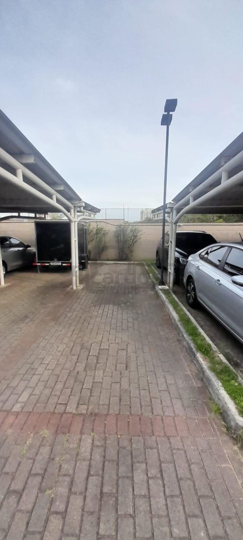 APARTAMENTO COM 3 DORMITÓRIOS, SENDO UMA SUÍTE, SEMI MOBILIADO, ESTACIONAMENTO PARA 2 CARROS, CONDOMÍNIO COM INFRA ESTRUTURA COMPLETA.
