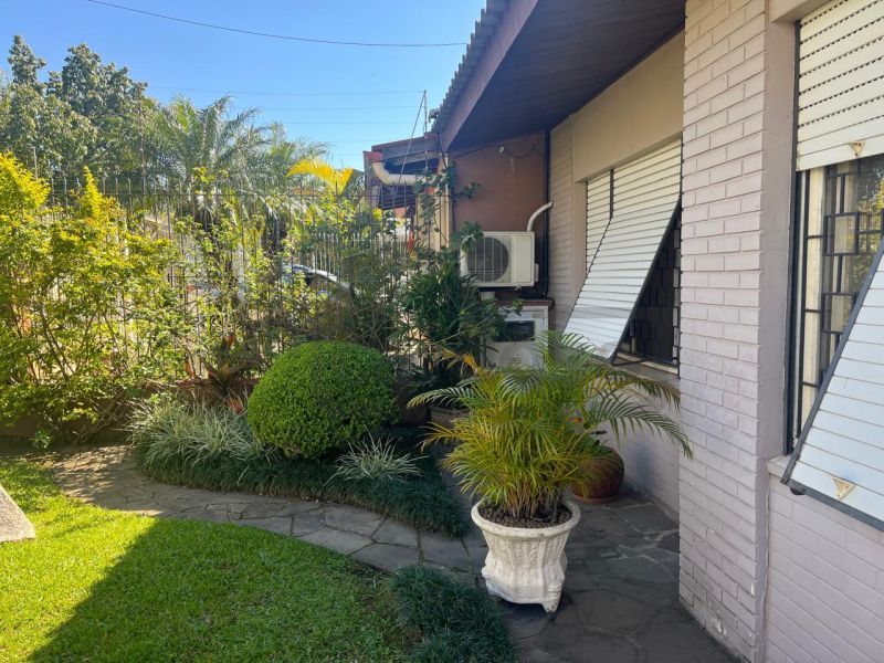 CASA TÉRREA COM 3 DORMITÓRIOS, SUÍTE E AMPLO ESPAÇO GOURMET NO BAIRRO SÃO SEBASTIÃO