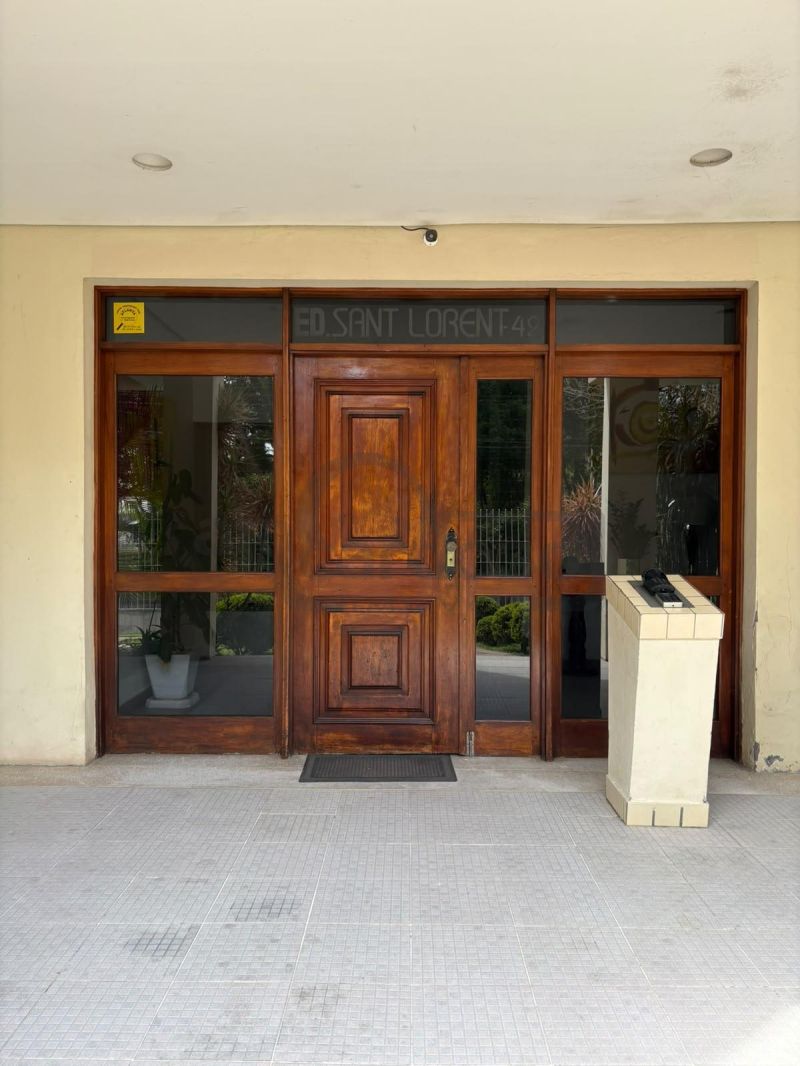 APARTAMENTO DE UM DORMITÓRIO,  LIVING DOIS AMBIENTES COM SACADA, IMPECÁVEL, TODO REFORMADO, UMA VAGA DE ESTACIONAMENTO COBERTA