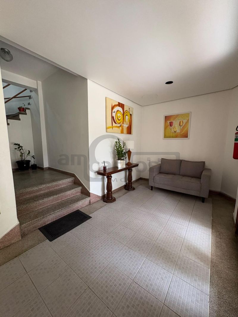 APARTAMENTO DE UM DORMITÓRIO,  LIVING DOIS AMBIENTES COM SACADA, IMPECÁVEL, TODO REFORMADO, UMA VAGA DE ESTACIONAMENTO COBERTA
