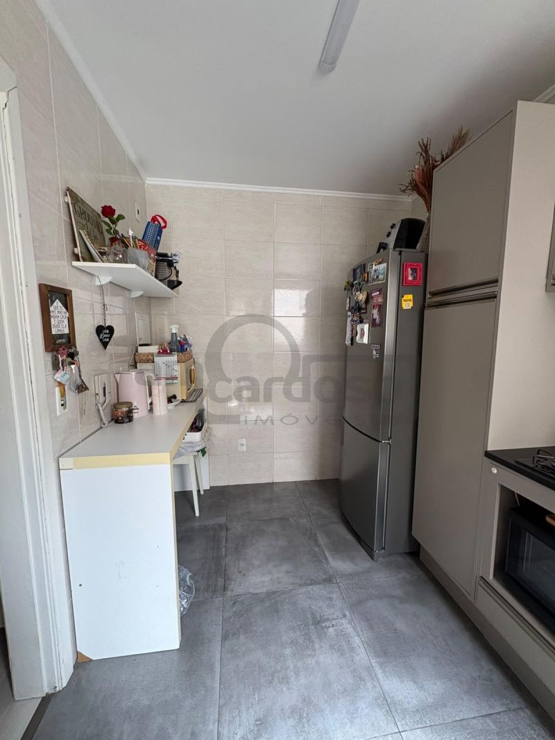 APARTAMENTO DE UM DORMITÓRIO,  LIVING DOIS AMBIENTES COM SACADA, IMPECÁVEL, TODO REFORMADO, UMA VAGA DE ESTACIONAMENTO COBERTA
