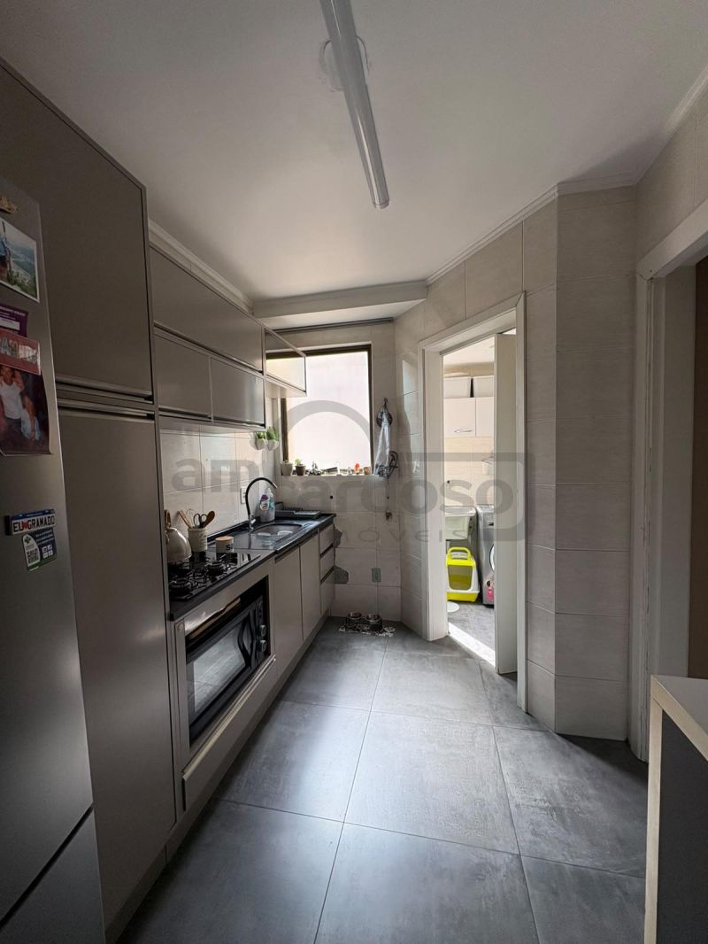 APARTAMENTO DE UM DORMITÓRIO,  LIVING DOIS AMBIENTES COM SACADA, IMPECÁVEL, TODO REFORMADO, UMA VAGA DE ESTACIONAMENTO COBERTA