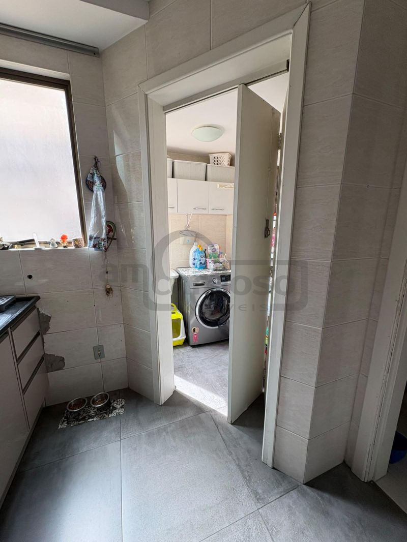 APARTAMENTO DE UM DORMITÓRIO,  LIVING DOIS AMBIENTES COM SACADA, IMPECÁVEL, TODO REFORMADO, UMA VAGA DE ESTACIONAMENTO COBERTA