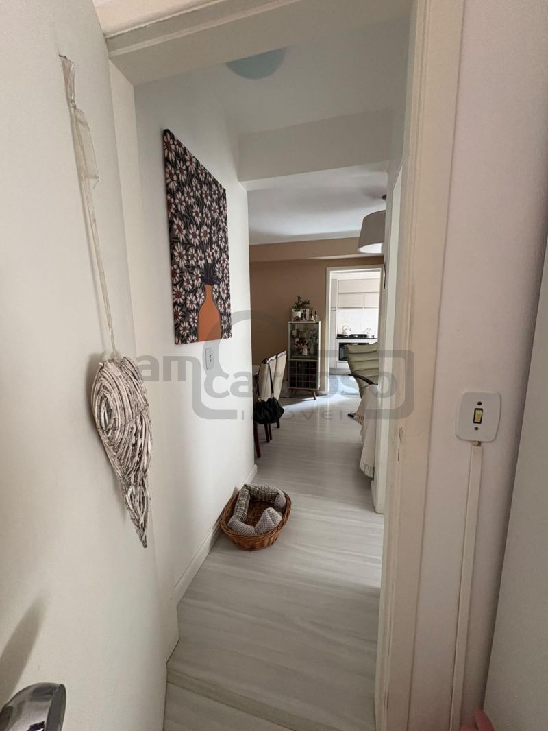 APARTAMENTO DE UM DORMITÓRIO,  LIVING DOIS AMBIENTES COM SACADA, IMPECÁVEL, TODO REFORMADO, UMA VAGA DE ESTACIONAMENTO COBERTA