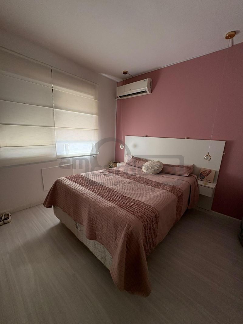 APARTAMENTO DE UM DORMITÓRIO,  LIVING DOIS AMBIENTES COM SACADA, IMPECÁVEL, TODO REFORMADO, UMA VAGA DE ESTACIONAMENTO COBERTA