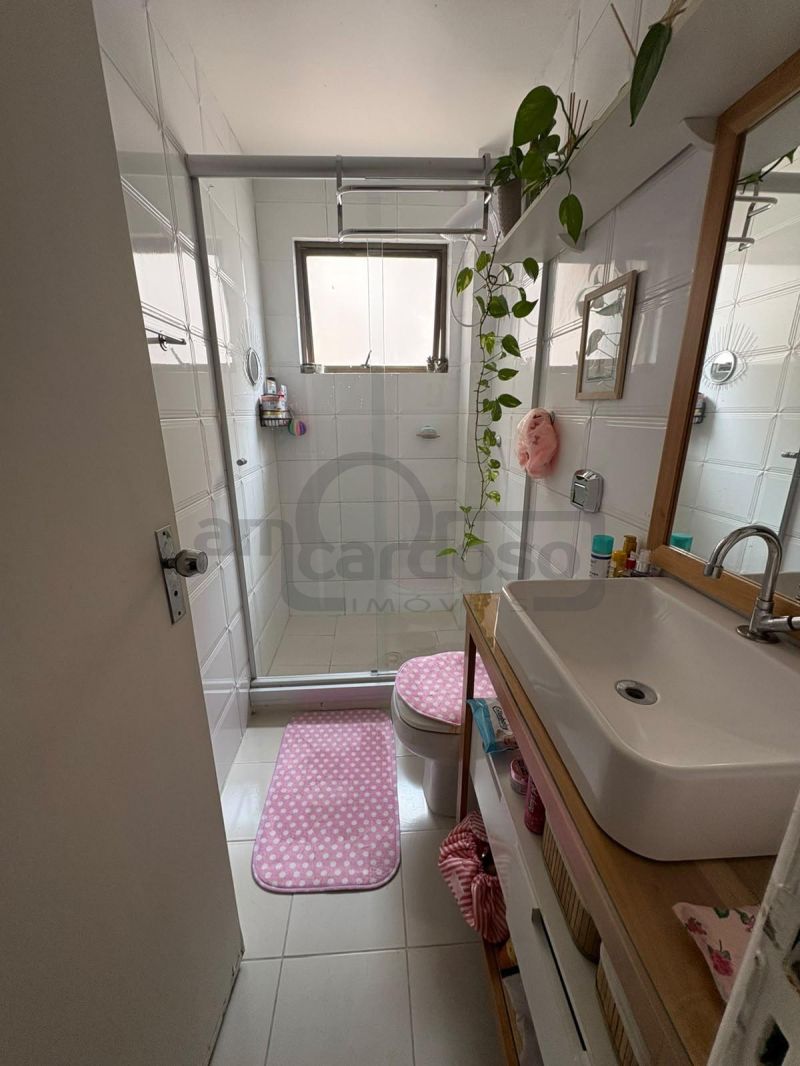 APARTAMENTO DE UM DORMITÓRIO,  LIVING DOIS AMBIENTES COM SACADA, IMPECÁVEL, TODO REFORMADO, UMA VAGA DE ESTACIONAMENTO COBERTA