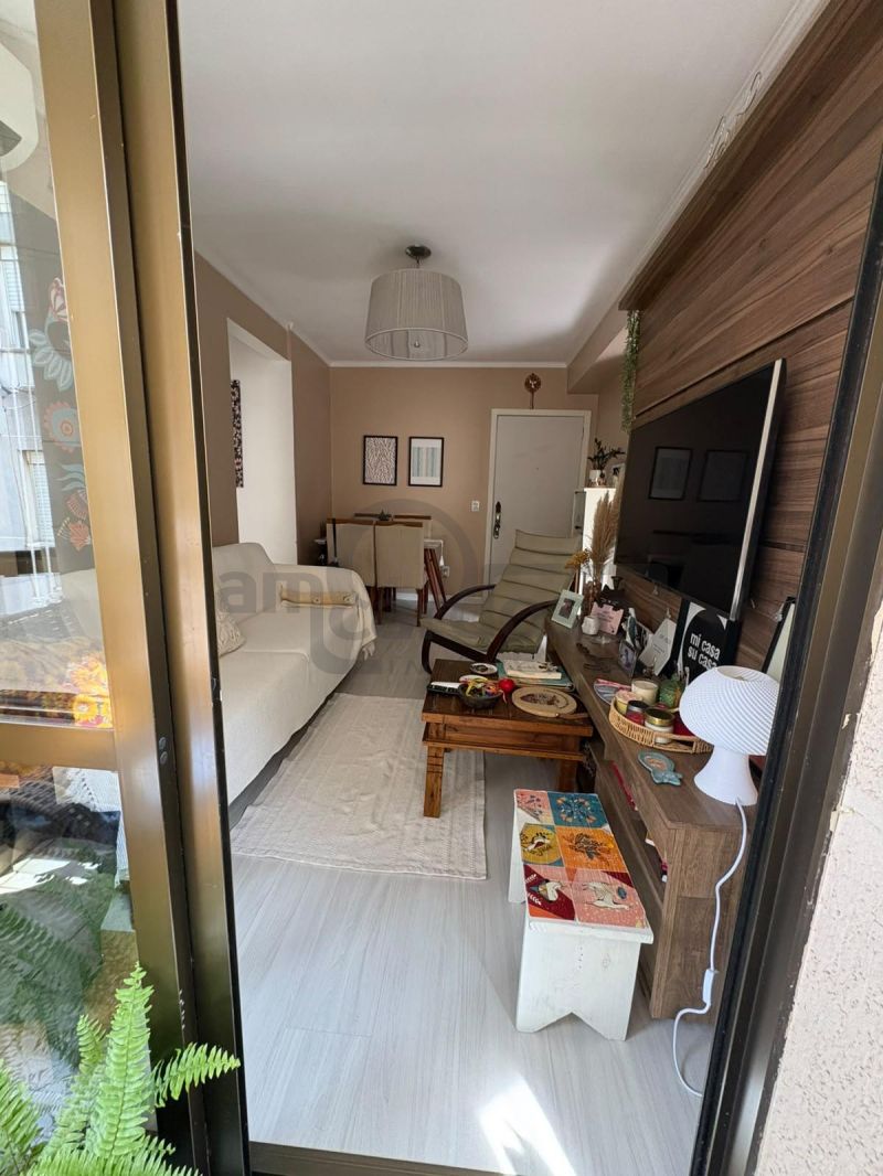 APARTAMENTO DE UM DORMITÓRIO,  LIVING DOIS AMBIENTES COM SACADA, IMPECÁVEL, TODO REFORMADO, UMA VAGA DE ESTACIONAMENTO COBERTA