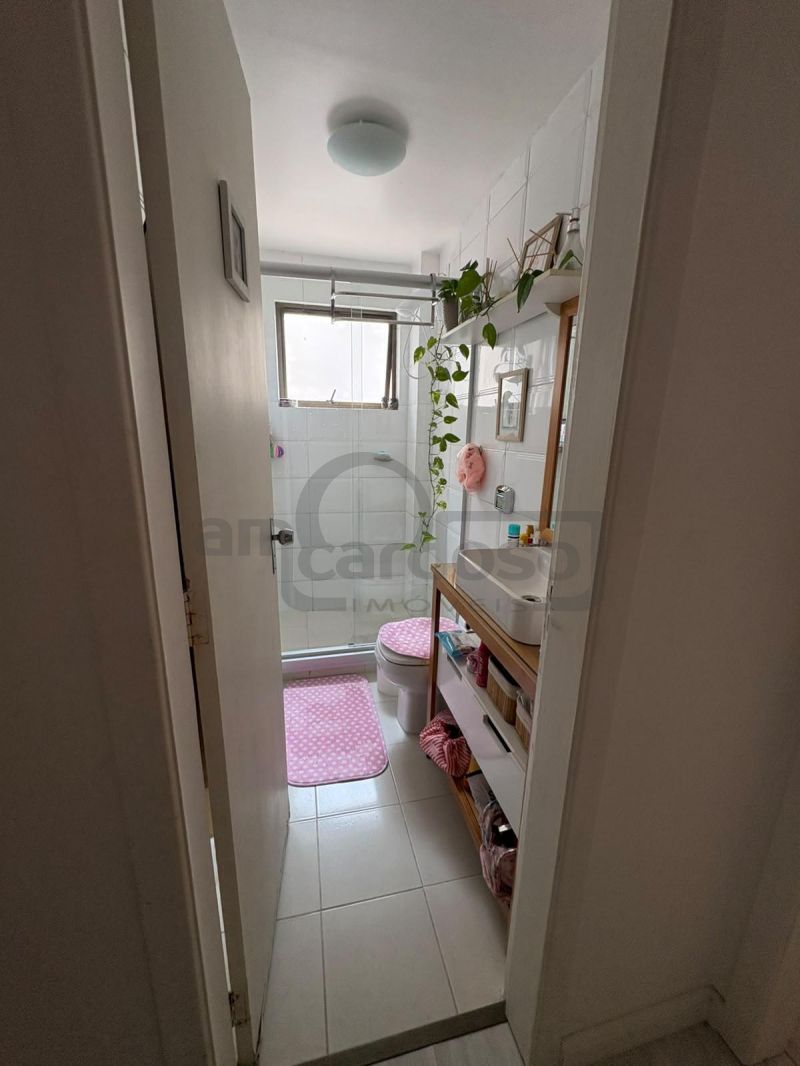 APARTAMENTO DE UM DORMITÓRIO,  LIVING DOIS AMBIENTES COM SACADA, IMPECÁVEL, TODO REFORMADO, UMA VAGA DE ESTACIONAMENTO COBERTA