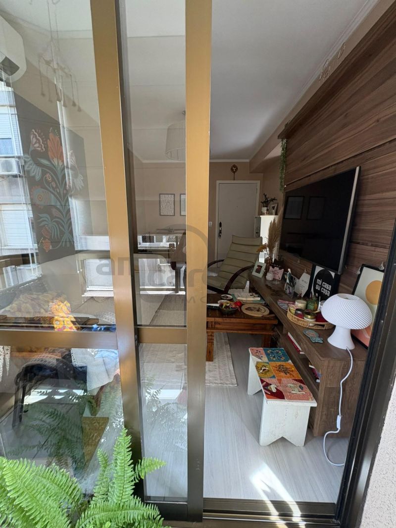 APARTAMENTO DE UM DORMITÓRIO,  LIVING DOIS AMBIENTES COM SACADA, IMPECÁVEL, TODO REFORMADO, UMA VAGA DE ESTACIONAMENTO COBERTA