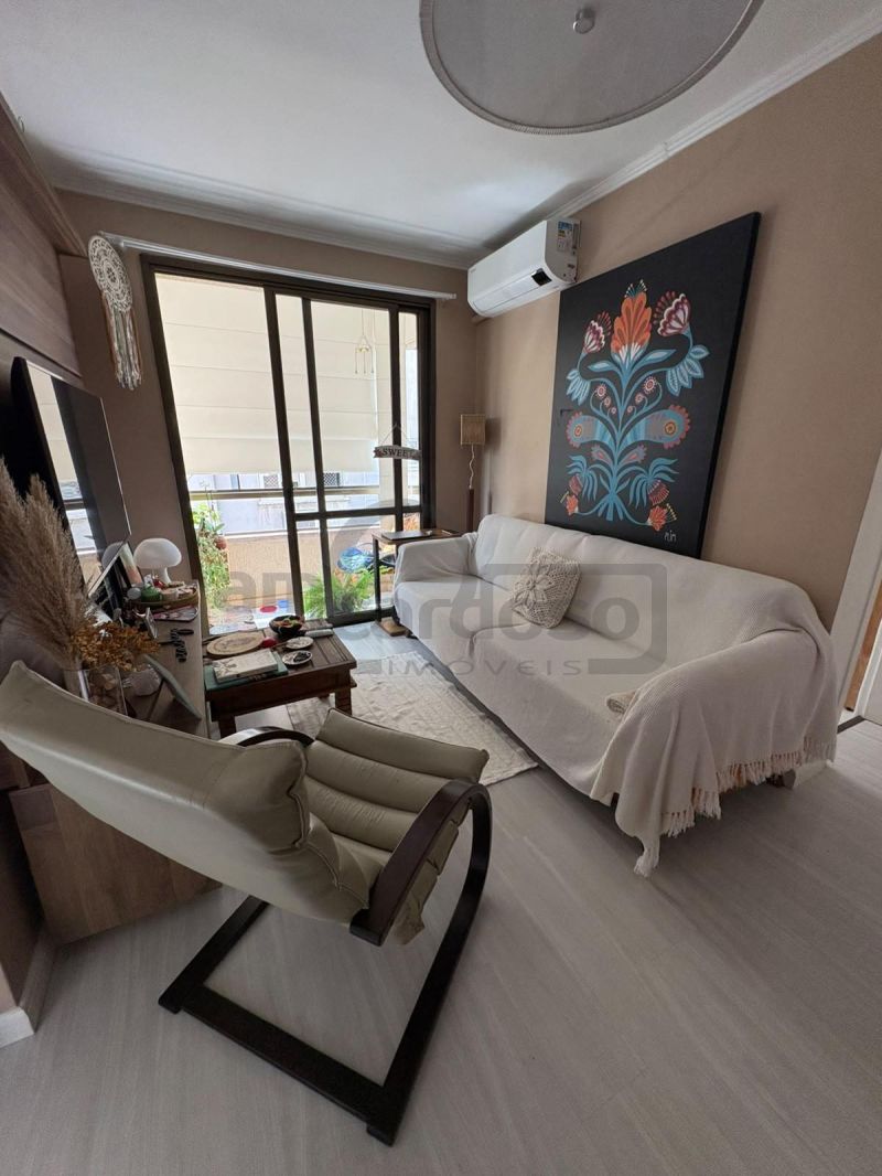 APARTAMENTO DE UM DORMITÓRIO,  LIVING DOIS AMBIENTES COM SACADA, IMPECÁVEL, TODO REFORMADO, UMA VAGA DE ESTACIONAMENTO COBERTA