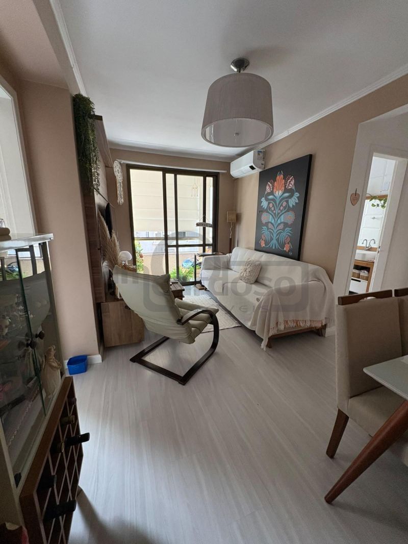APARTAMENTO DE UM DORMITÓRIO,  LIVING DOIS AMBIENTES COM SACADA, IMPECÁVEL, TODO REFORMADO, UMA VAGA DE ESTACIONAMENTO COBERTA