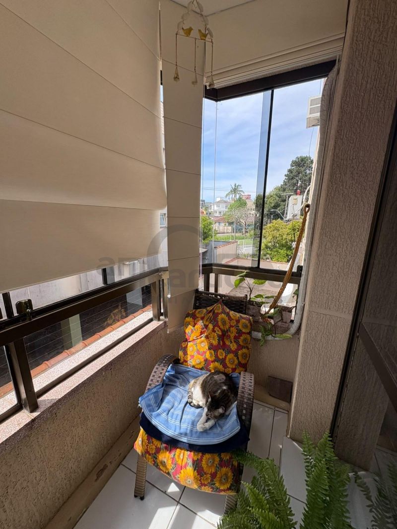 APARTAMENTO DE UM DORMITÓRIO,  LIVING DOIS AMBIENTES COM SACADA, IMPECÁVEL, TODO REFORMADO, UMA VAGA DE ESTACIONAMENTO COBERTA