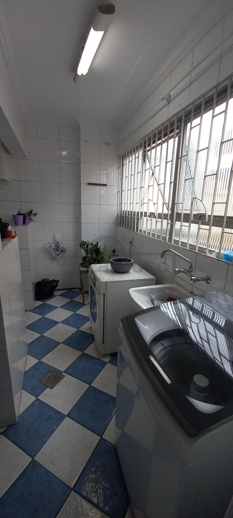 Apartamento com 3 quartos e 3 banheiros para alugar no bairro Jardim Lindoia, Porto Alegre