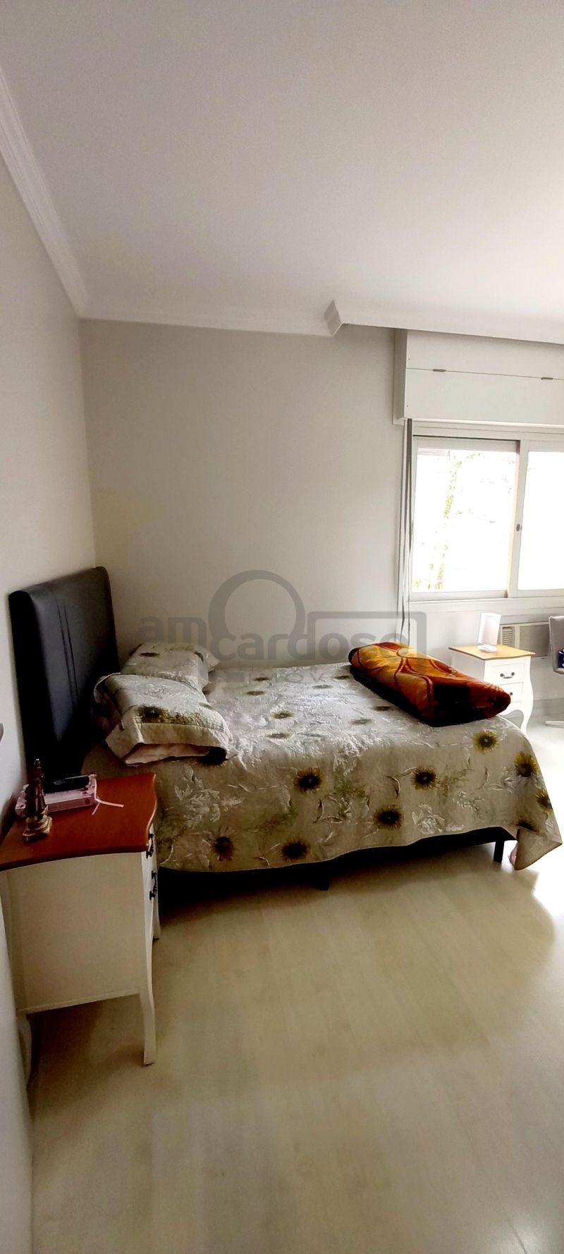Apartamento com 3 quartos e 3 banheiros para alugar no bairro Jardim Lindoia, Porto Alegre