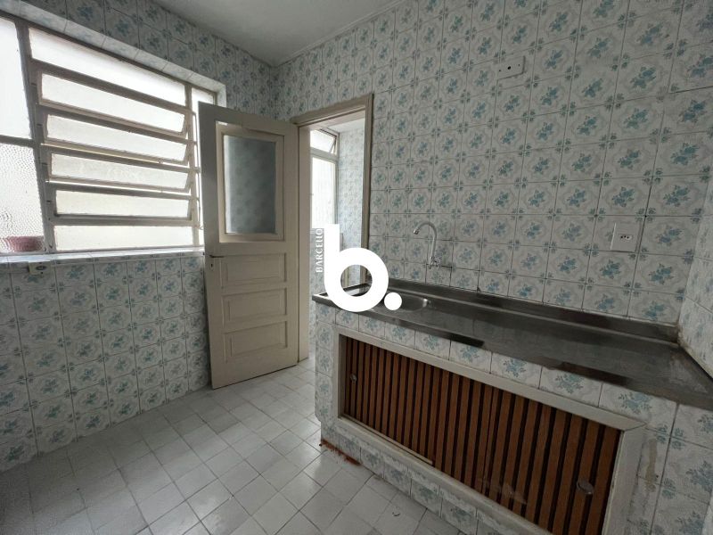 APARTAMENTO DE FRENTE COM 2 DORMITÓRIOS NA AUXILIADORA, ENSOLARADO, AREJADO E COM EXCELENTE LOCALIZAÇÃO