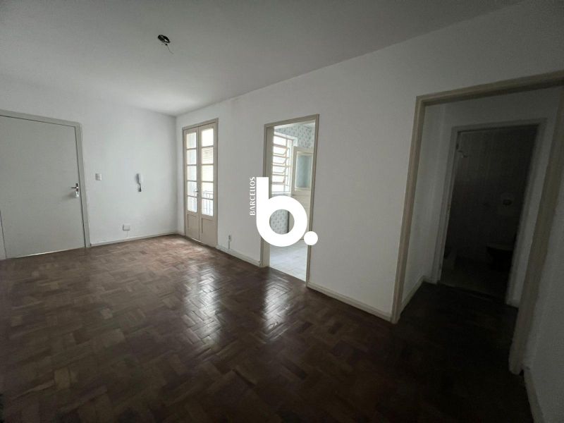 APARTAMENTO DE FRENTE COM 2 DORMITÓRIOS NA AUXILIADORA, ENSOLARADO, AREJADO E COM EXCELENTE LOCALIZAÇÃO