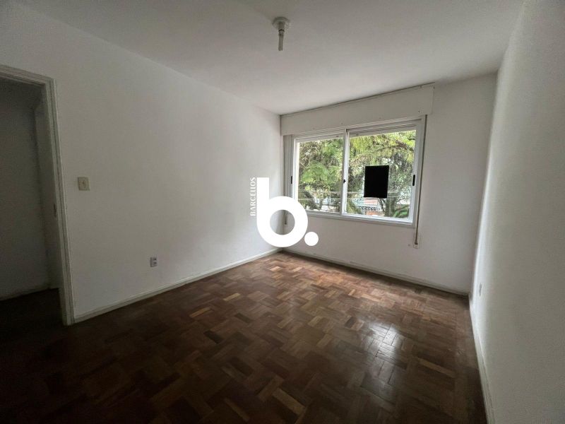 APARTAMENTO DE FRENTE COM 2 DORMITÓRIOS NA AUXILIADORA, ENSOLARADO, AREJADO E COM EXCELENTE LOCALIZAÇÃO