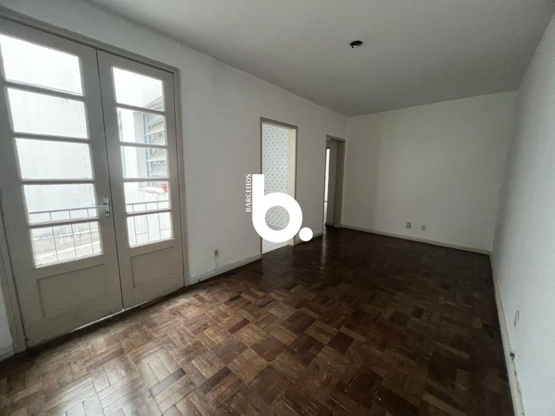 APARTAMENTO DE FRENTE COM 2 DORMITÓRIOS NA AUXILIADORA, ENSOLARADO, AREJADO E COM EXCELENTE LOCALIZAÇÃO