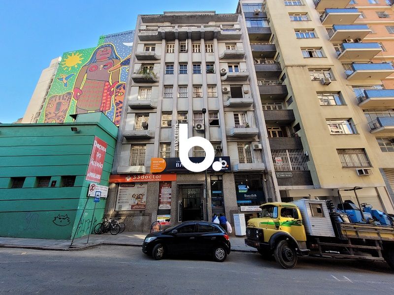 Ampla loja no centro de Porto Alegre.