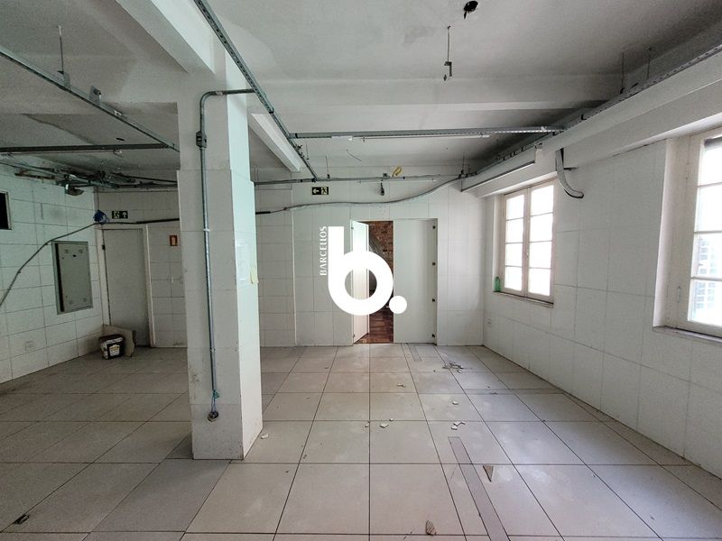 LOJA DE ESQUINA EM FRENTE A PRAÇA DOM FELICIANO