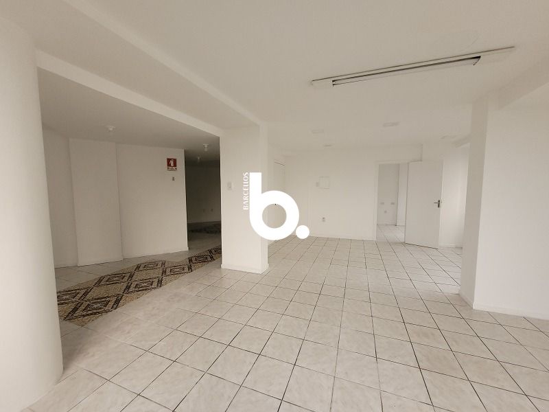 AMPLO CONJUNTO COMERCIAL EM FRENTE A SANTA CASA