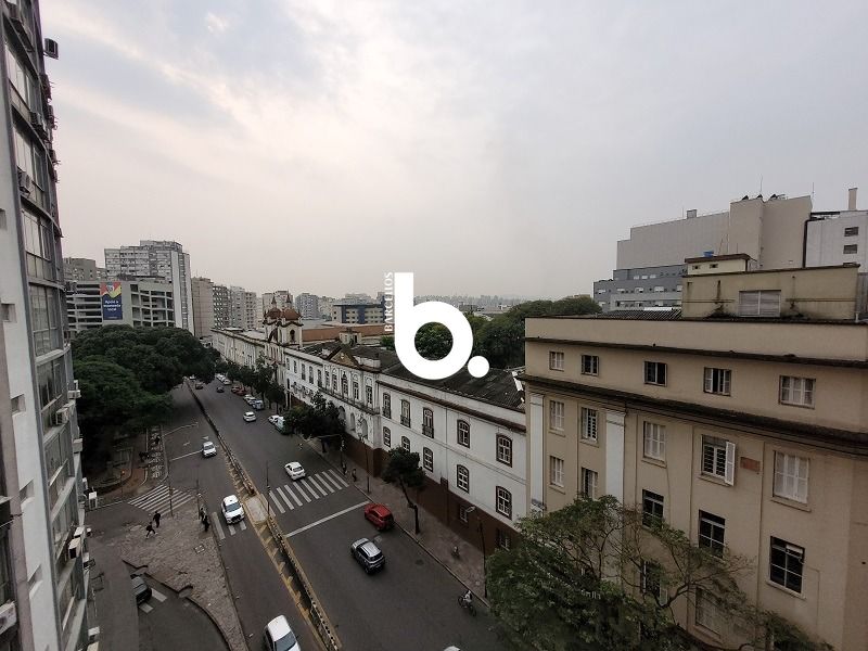 AMPLO CONJUNTO COMERCIAL EM FRENTE A SANTA CASA