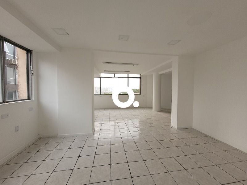 AMPLO CONJUNTO COMERCIAL EM FRENTE A SANTA CASA