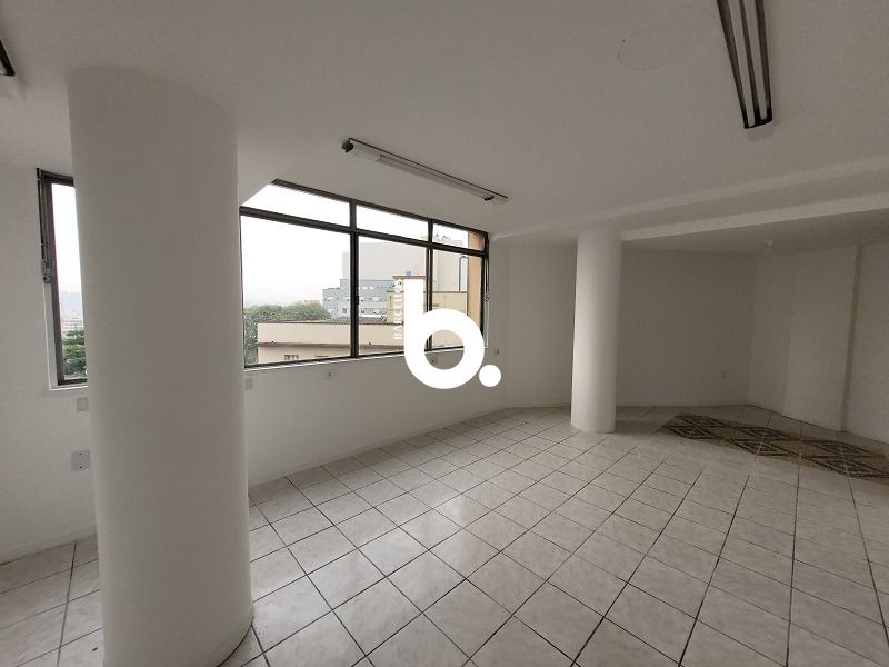 AMPLO CONJUNTO COMERCIAL EM FRENTE A SANTA CASA