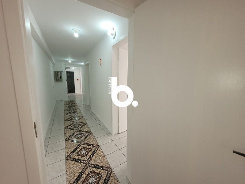 AMPLO CONJUNTO COMERCIAL EM FRENTE A SANTA CASA