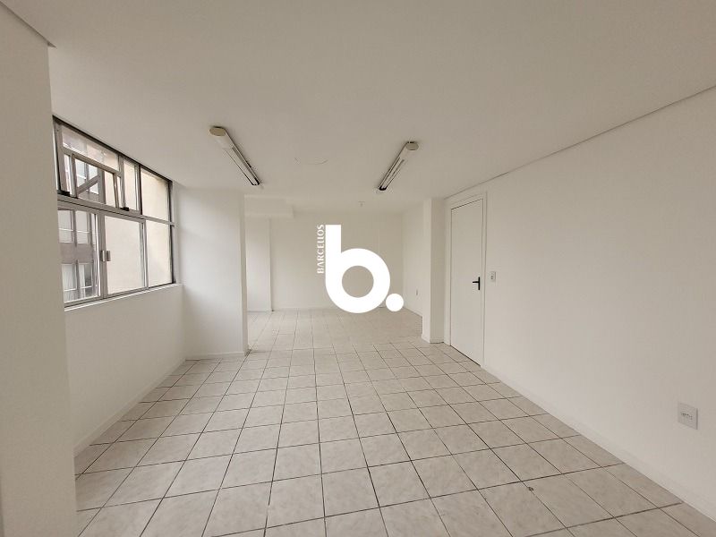 AMPLO CONJUNTO COMERCIAL EM FRENTE A SANTA CASA
