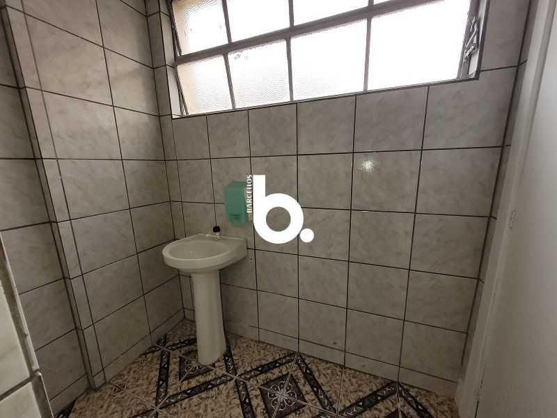 AMPLO CONJUNTO COMERCIAL EM FRENTE A SANTA CASA