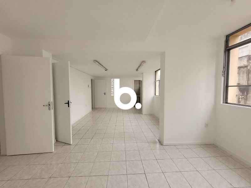 AMPLO CONJUNTO COMERCIAL EM FRENTE A SANTA CASA