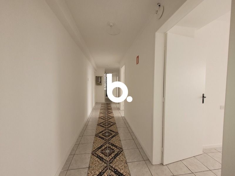 AMPLO CONJUNTO COMERCIAL EM FRENTE A SANTA CASA