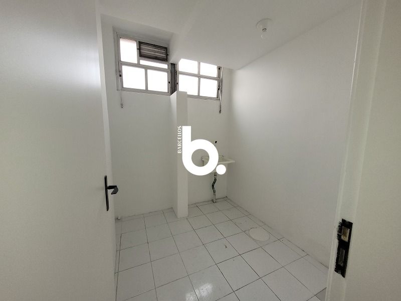 AMPLO CONJUNTO COMERCIAL EM FRENTE A SANTA CASA
