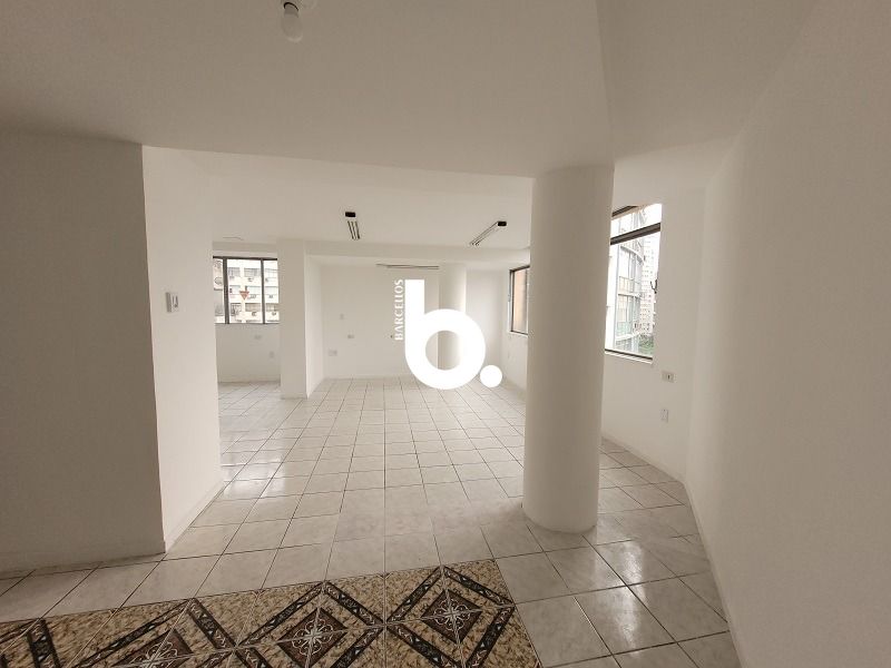 AMPLO CONJUNTO COMERCIAL EM FRENTE A SANTA CASA