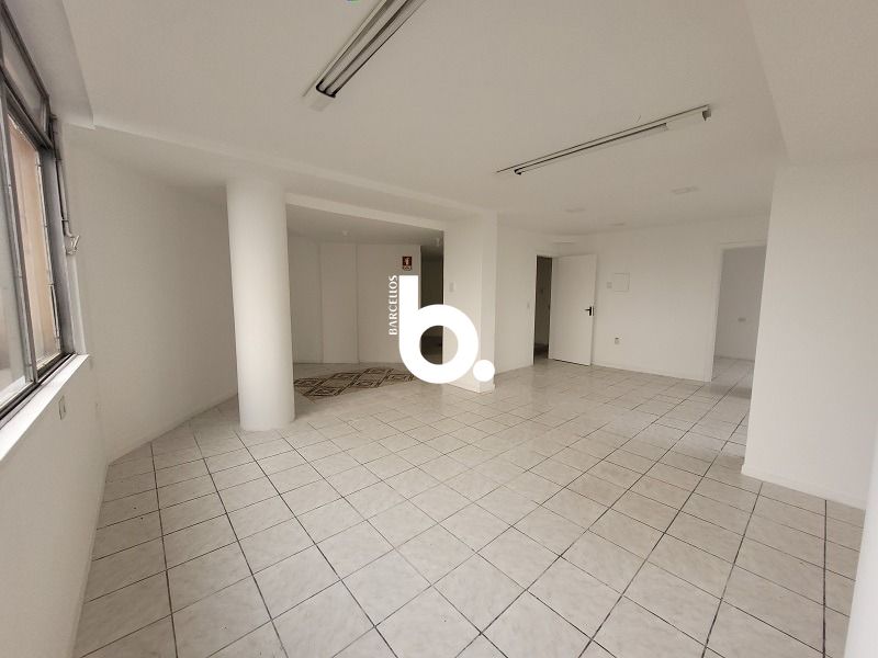 AMPLO CONJUNTO COMERCIAL EM FRENTE A SANTA CASA