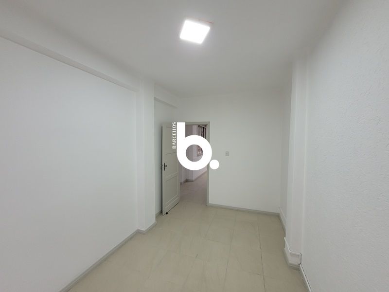 Ampla Sala Comercial para Locação com 90m² - Localização Privilegiada no Centro de Porto Alegre.
