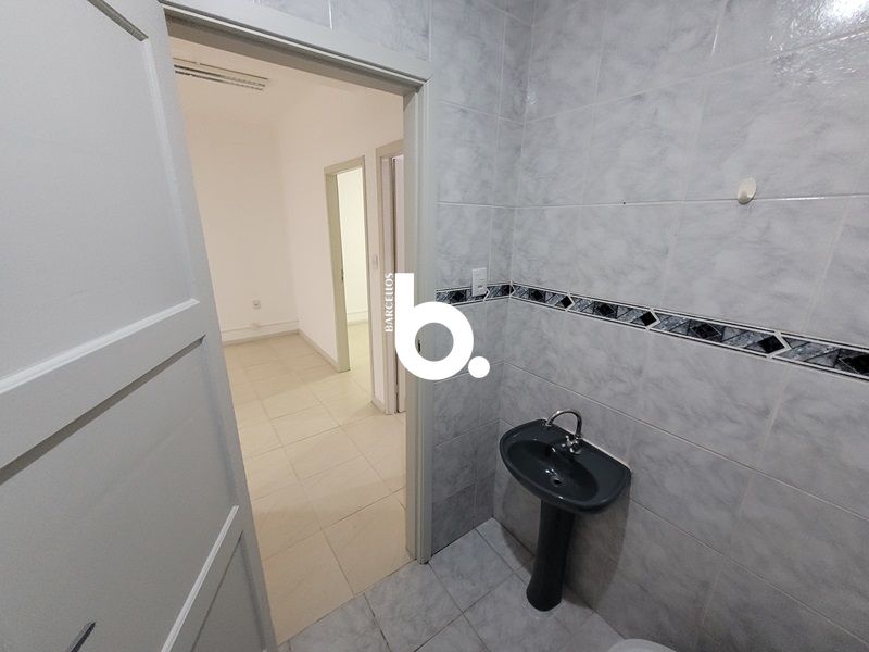 Ampla Sala Comercial para Locação com 90m² - Localização Privilegiada no Centro de Porto Alegre.