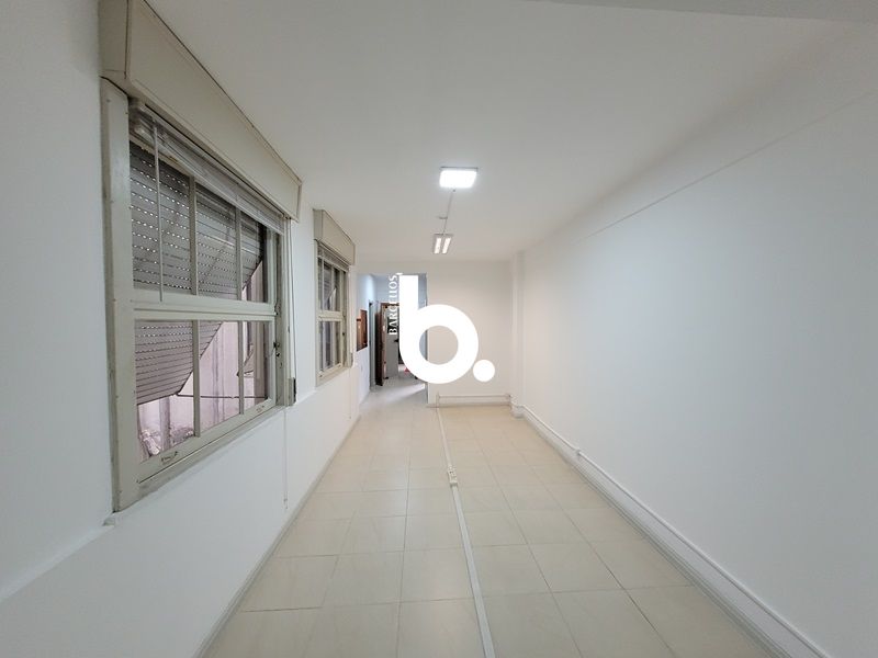 Ampla Sala Comercial para Locação com 90m² - Localização Privilegiada no Centro de Porto Alegre.